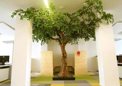 Ein künstlicher Baum (330 cm) von Hadjisky sorgt im Büro für natürliche Stimmung.