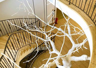 Attraktives, mit einem kahlen Kunstbaum (350 cm) aufgewertetes Treppenauge.